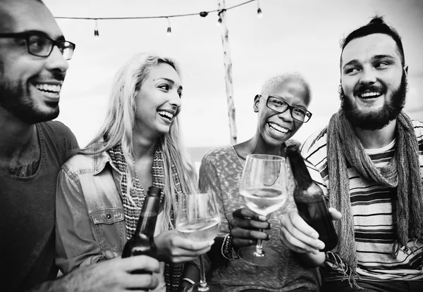 Freunde haben Spaß am Strand — Stockfoto