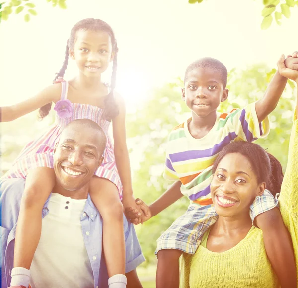 Familia africana feliz en el parque — Foto de Stock