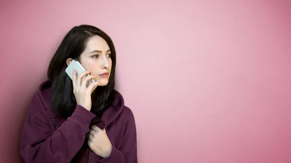 Ung kvinna med smart telefon — Stockfoto