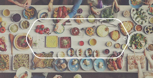 Tabulka s jídlem a banner koncepce — Stock fotografie