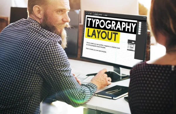 Geschäftsmann arbeitet am Computer mit Typografie-Layout — Stockfoto
