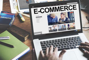 Bilgisayar kullanan adam