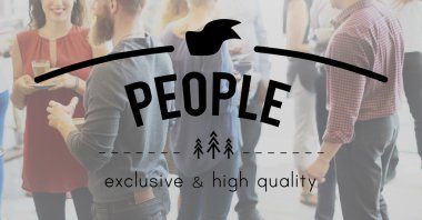 Partide konuşan insanlar