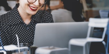 kafede dizüstü bilgisayar ile güzel kız