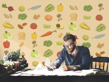 Belgelerle çalışan adam