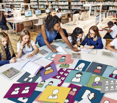 öğretmen okulda öğrenciler ile