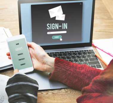 Dijital cihazlar ile çalışan kızlar