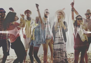 Arkadaş grubu var eğlenceli plaj