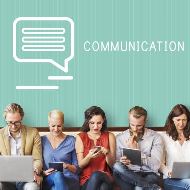 aygıtları ve iletişim ile insanlar oturup