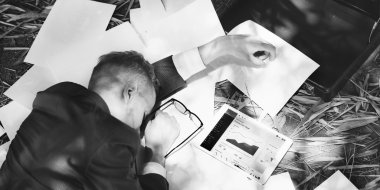 Parkta Uyuyan işadamı