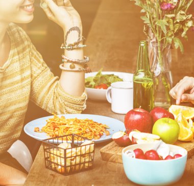 Çift lezzetli yemek yiyor