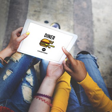 İnsanlar internet'te sörf