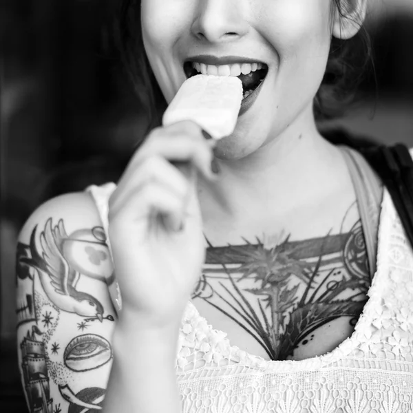 Vrouw eten icecream — Stockfoto