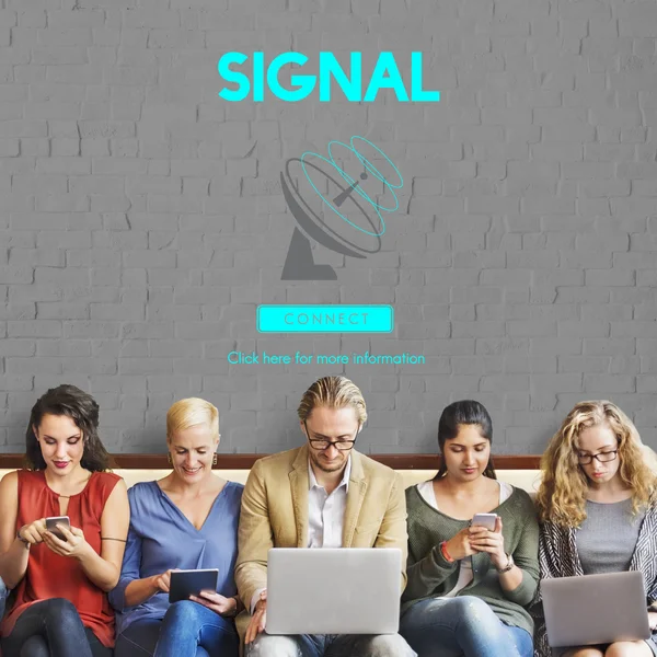 As pessoas sentam-se com dispositivos e sinal — Fotografia de Stock
