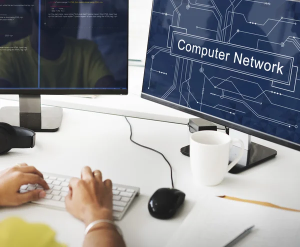 Бизнесмен, работающий на компьютере с компьютерной сетью — стоковое фото