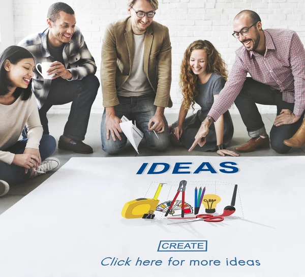 Ontwerpers werken met poster en ideeën — Stockfoto