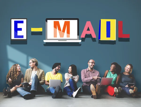 Amis de la diversité près de mur avec email — Photo