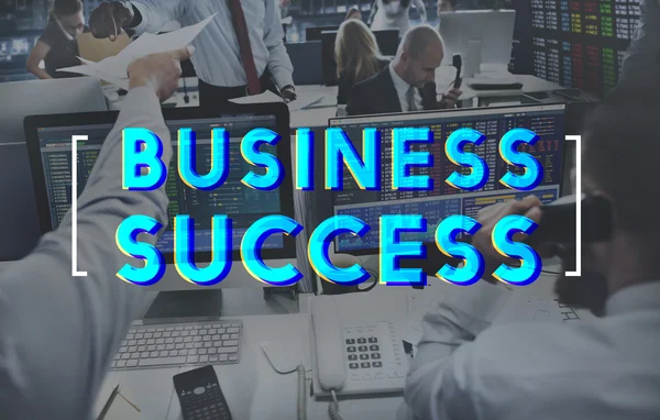 Бізнесмени працюють і успіх бізнесу — стокове фото
