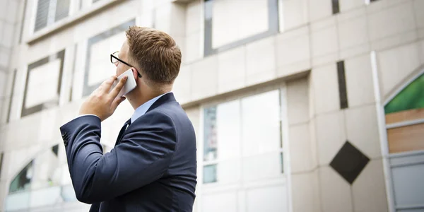 Hombre de negocios trabajando hablando por teléfono — Foto de Stock