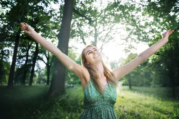 Vrouw ontspannen in de natuur — Stockfoto