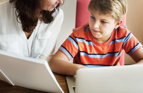 Mutter und Sohn verbringen Zeit miteinander — Stockfoto