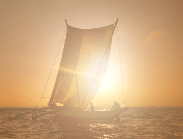 Pescadores em catamarã ao pôr do sol — Fotografia de Stock