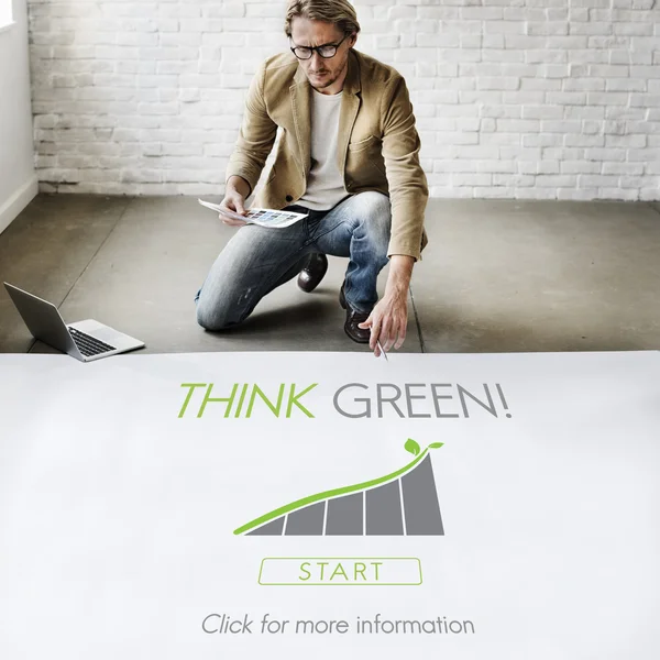 Homme d'affaires travaillant avec think green — Photo