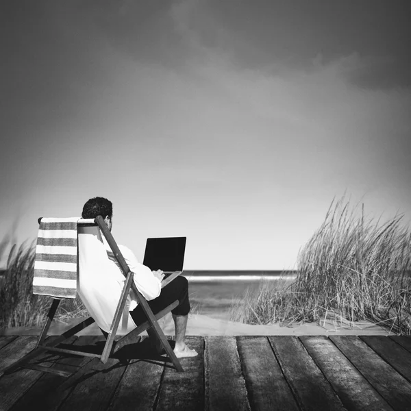 Geschäftsmann arbeitet am Strand — Stockfoto