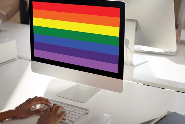 Computer con arcobaleno sul monitor — Foto Stock