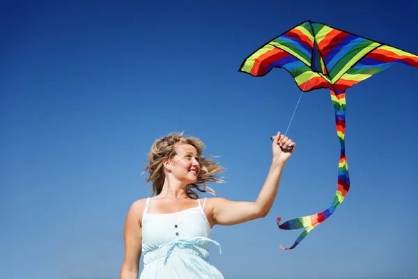 Mujer sintiéndose libre en la playa — Foto de Stock