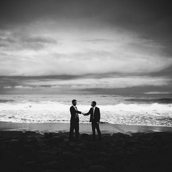 Uomini d'affari che stringono la mano — Foto Stock