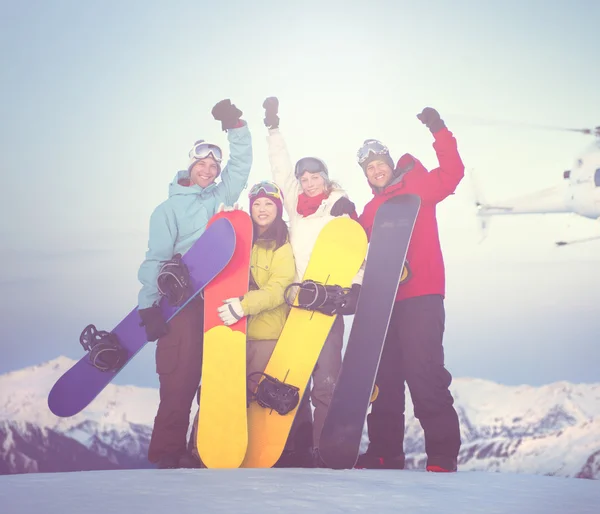 Snowboardosok hegy tetején — Stock Fotó
