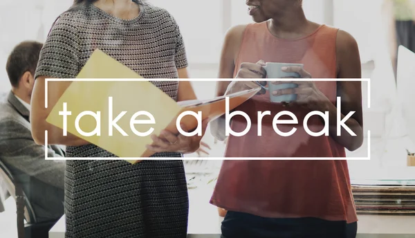 Vrouwelijke ondernemers praten en nemen A Break — Stockfoto
