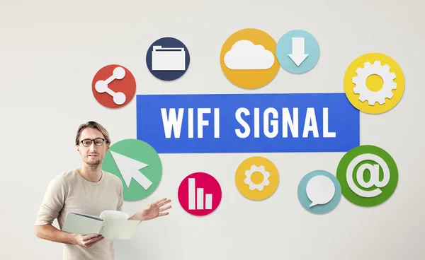 Işadamı WiFi sinyal ile çalışma — Stok fotoğraf