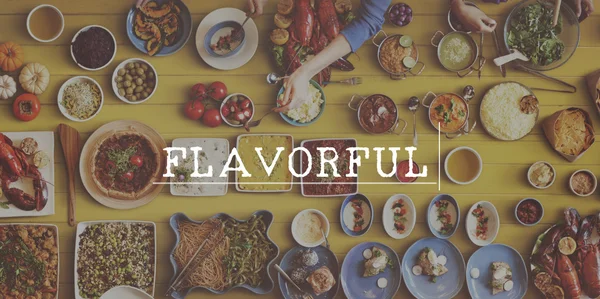 โต๊ะที่มีอาหารและรสชาติ — ภาพถ่ายสต็อก