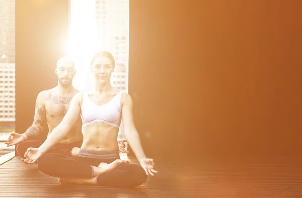 Mulher e homem fazendo Yoga Prática — Fotografia de Stock