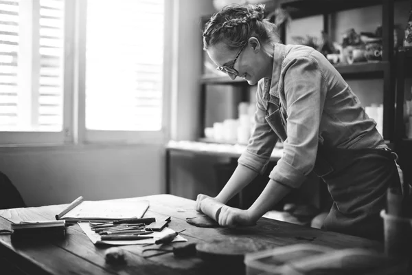 Artista trabajando en el estudio — Foto de Stock