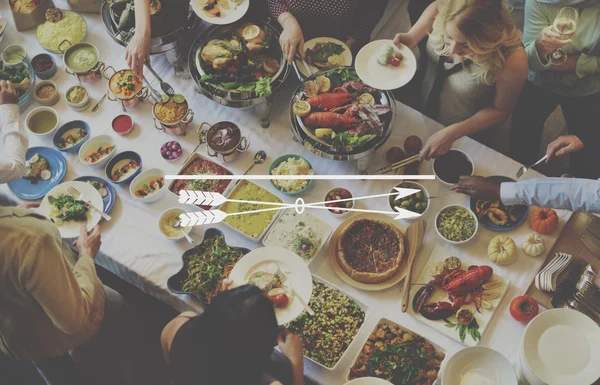 Gente disfrutando comida —  Fotos de Stock