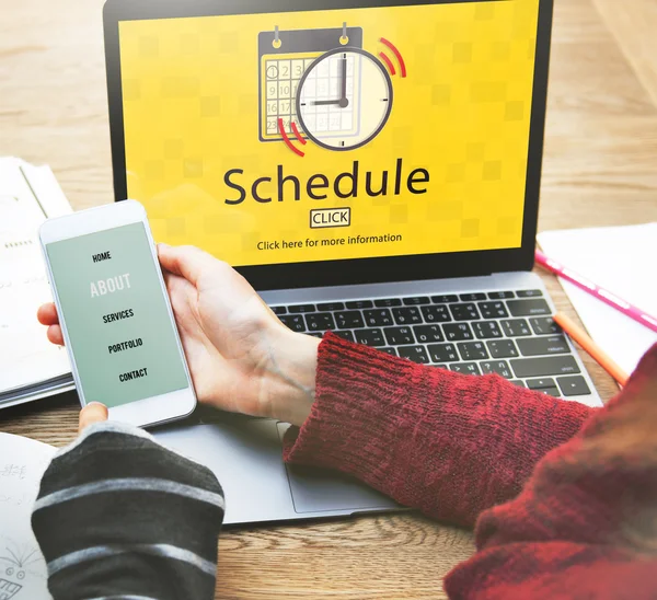 Meisjes werken met laptop — Stockfoto