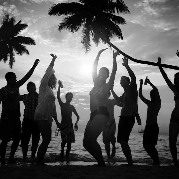 Orang menikmati pesta pantai — Stok Foto