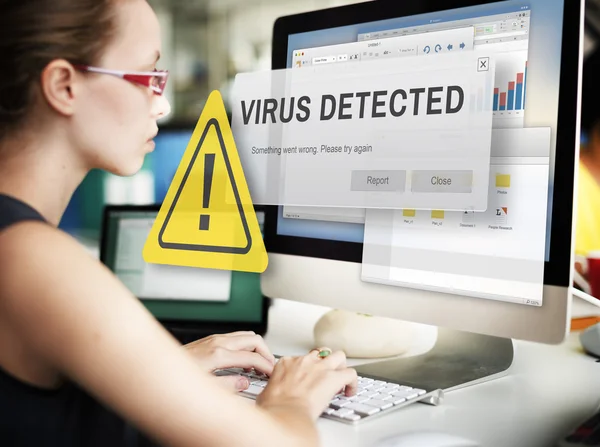 Empresária trabalhando no computador com vírus detectado — Fotografia de Stock