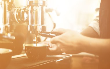 Kahve hazırlayan Barista.