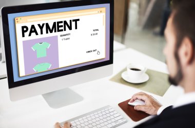 Bilgisayarda çalışan iş adamı