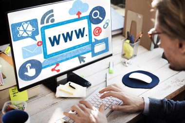 Bilgisayar klavyesinde yazan iş adamı