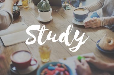 Arkadaş grubu bardak kahve ve çalışma concpt