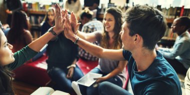 neşeli öğrencilerin birlikte grup