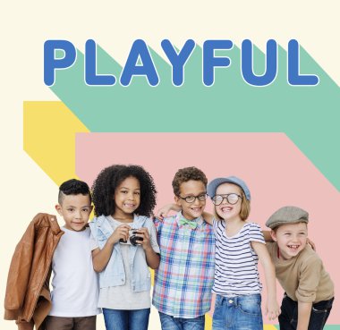 Çocuklar birlikte oynuyor.