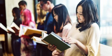 Öğrenciler kitap okuyor 