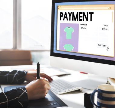 bilgisayar ile çalışan kadın