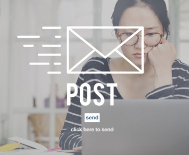 bilgisayar ile çalışan kadın